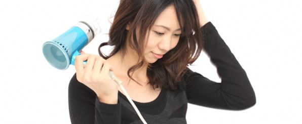 湿気によるトラブルから髪を守る!ドライヤーのポイント