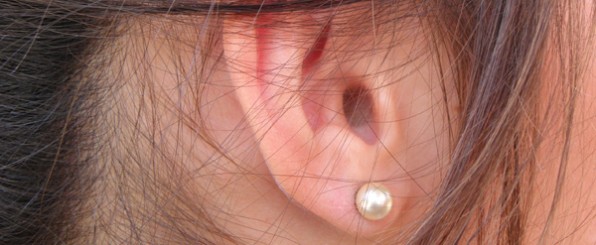 その場で効果を実感!簡単小顔術、耳たぶ回しのやり方