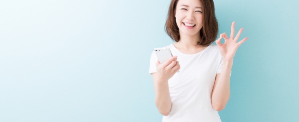 スマホを持つ女性