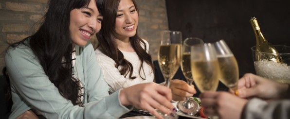 乾杯をする女性二人