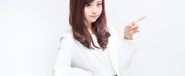 指をさす女性