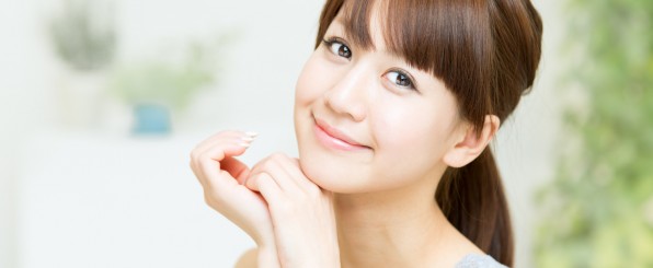 顔に手を添える女性