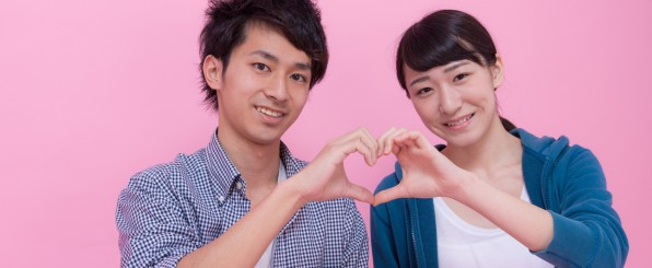 手でハートを作るカップル