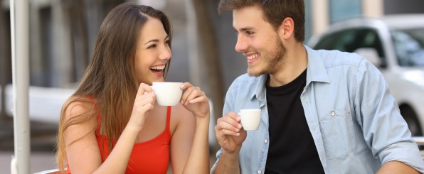 お茶をするカップル