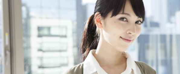目を光らせる女性