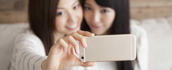 自撮りをする女性二人