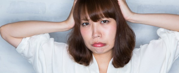 ショックを受ける女性