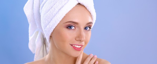 タオルを頭に巻く女性