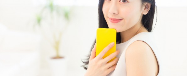 スマホを持つ女性
