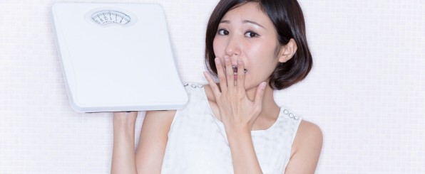 体重計を持つ女性