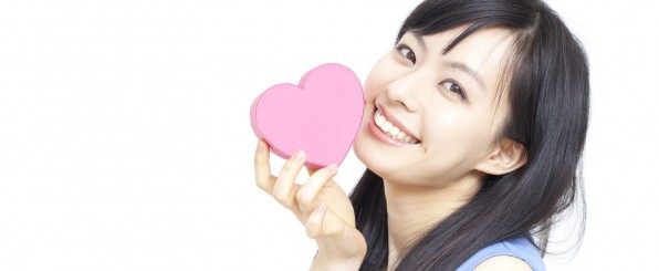 ハートを持つ女性