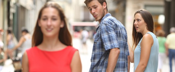 他の女性に目がいく男性