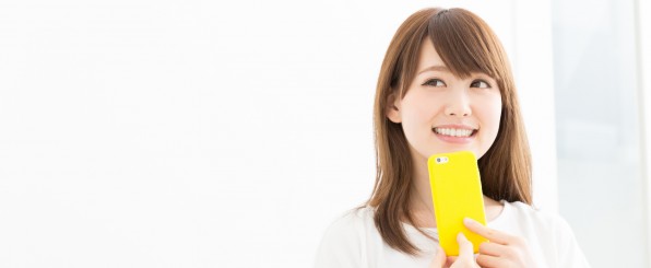 黄色いスマホ 女性