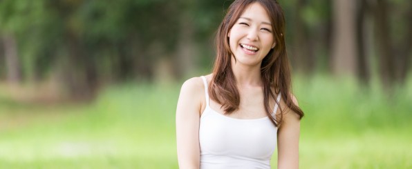 ナチュラルに微笑んでいる女性