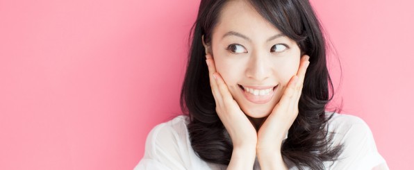 ほっぺを抑える女性