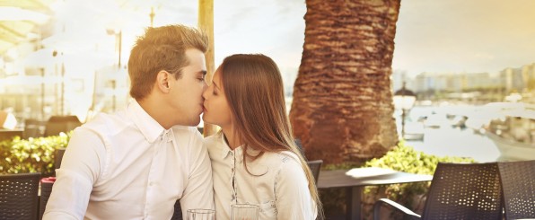 カフェでキスをする男女