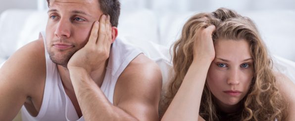 相手が自分にプレッシャーを感じている時に取る仕草