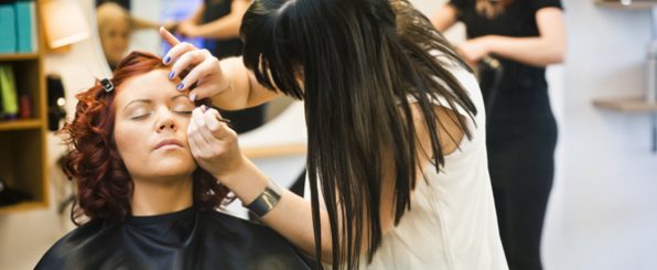 美容院にすっぴんで行くのはNG?美容師がすすめるサロンへ行くときのメイク・服装