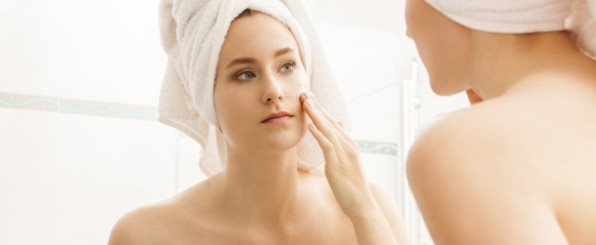 クリームを塗る女性 スキンケア