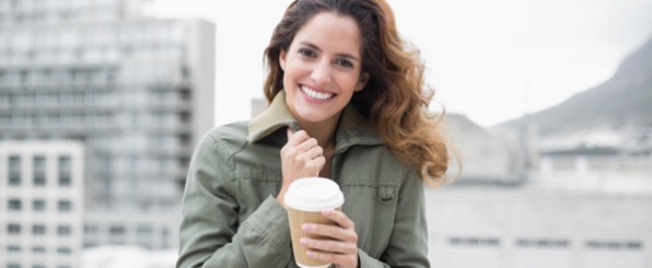 オリーブグリーンのジャケットを着た女性