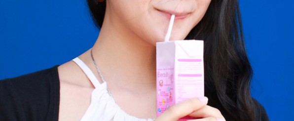 美容ドリンクを飲む女性