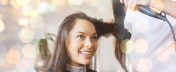 美容院でヘアセットをしてもらう女性