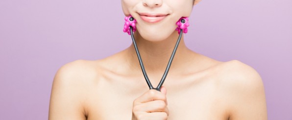 小顔ローラーを使う女性/フェイスローラー/美顔器