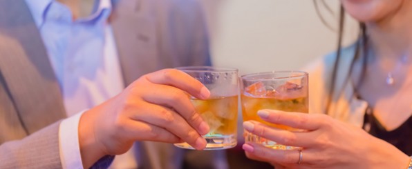 乾杯をする男女カップル