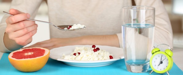ダイエットフードを食べる女性/ランチョンマット