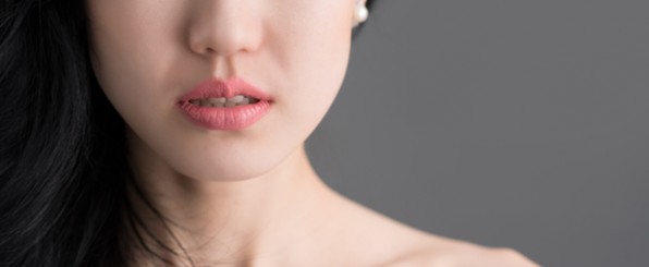 女性の口元