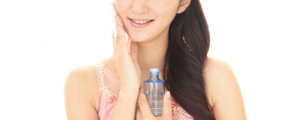化粧水でスキンケアをする女性