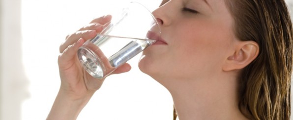 ミネラルウィーターを飲む女性