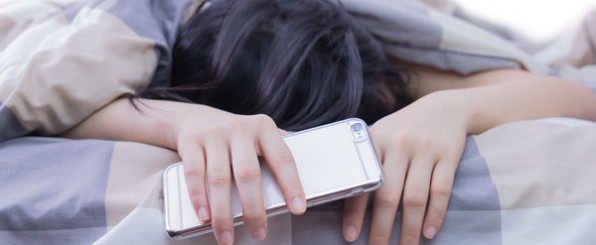 スマホ依存が引き起こす美容へのデメリット