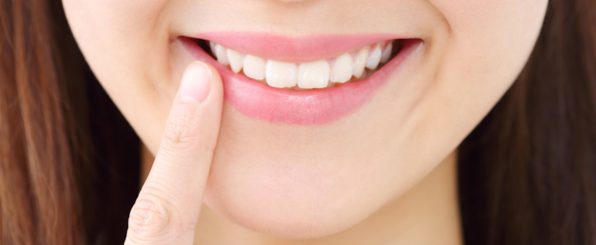 たった1日で憧れの白い歯に!?超優秀「歯のマニキュア」とは?