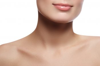 女性の首元